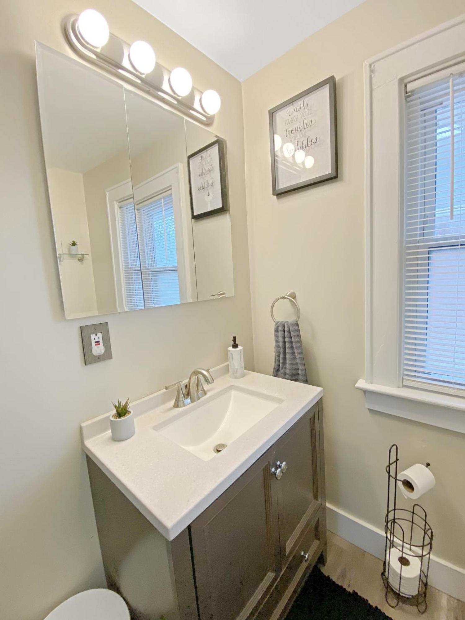 Lux 3Br, Steps From Airport, U Of R & Grocery Stores ロチェスター エクステリア 写真