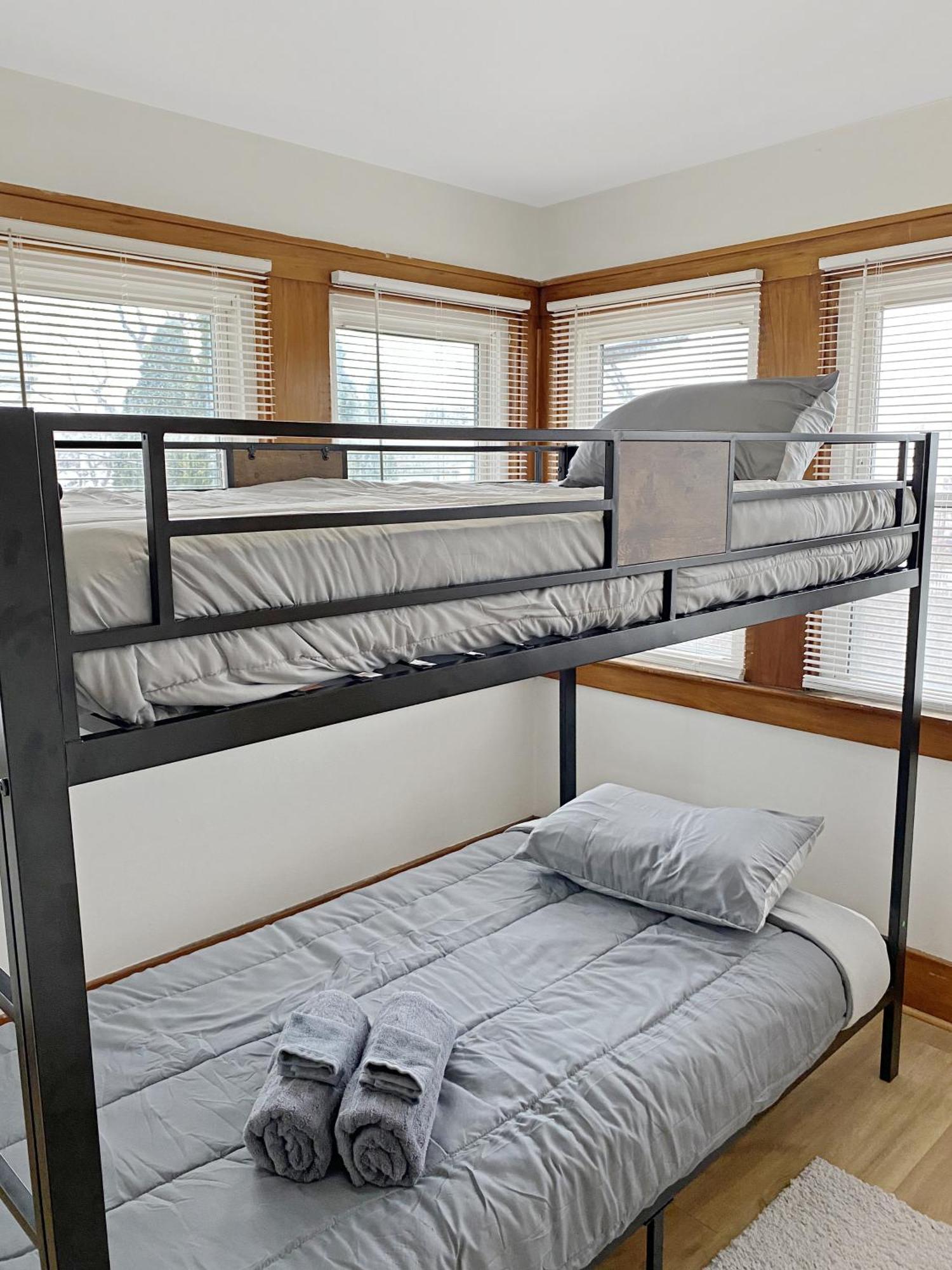 Lux 3Br, Steps From Airport, U Of R & Grocery Stores ロチェスター エクステリア 写真